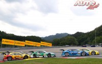 Mike Rockenfeller (Audi A5 DTM nº 9), Roberto Merhi (Mercedes AMG C Coupé DTM nº 23), Augusto Farfus (BMW M3 DTM nº 16) y David Coulthard (Mercedes AMG C Coupé DTM nº 19) en la prueba del Campeonato Alemán de Turismos "DTM" 2012 disputada en el circuito Red Bull Ring de Spielberg (Austria).
