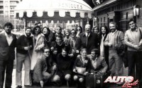 La expedición del Pub Seis Peniques en el Rallye de Montecarlo 1977 reunió a 70 personas. En la foto, algunos de sus integrantes.