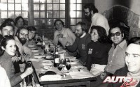 Parte de la expedición Pub Seis Peniques del Rallye de Montecarlo 1977 repostando en el "Trois Valée" situado en el Col de Turini.