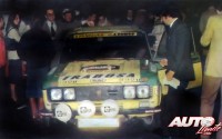 Parte de los equipos españoles que partieron desde Almería hacia Montecarlo 77 hicieron una parada "técnica" en el madrileño Pub Seis Peniques. A la izquierda (con corbata), junto al coche de Rottier, se encuentra el Abuelete del M3 con 35 años (cuando aún no era "abuelete" :-)