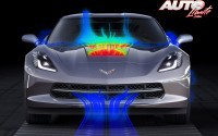 Detalle aerodinámico del Chevrolet Corvette C7, con una nueva salida de aire en el capó que reduce el efecto ascensional a elevada velocidad.