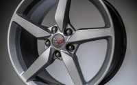 Llantas de aléación ligera del Corvette Stingray, con 18" de diámetro delante y 19" detrás.