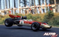 Graham Hill con el Lotus 63-Ford Cosworth 3.0 V8 en el circuito de Nürburgring-Nordschleife, durante el Gran Premio de Alemania de Fórmula 1 de 1969.