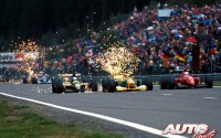 Mika Hakkinen (Lotus 107-Ford 3.5 V8 nº 11), Michael Schumacher (Benetton B192-Ford 3.5 V8 nº 19) y Jean Alesi (Ferrari F92AT 3.5 V12 nº 27) en el circuito de Spa-Francorchamps, durante el Gran Premio de Bélgica de Fórmula 1 de 1992.