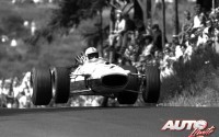John Surtees con el Honda RA273 en el circuito de Nürburgring-Nordschleife, durante el Gran Premio de Alemania de Fórmula 1 de 1967.