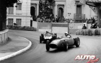 Phil Hill (Ferrari Dino 246 2.4 V6 nº 36) perseguido por Bruce McLaren (Cooper T53-Climax 2.5 nº 10) en el circuito de Montecarlo, durante el Gran Premio de Mónaco de 1960.