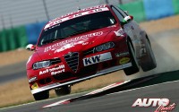 Andrea Larini con el Alfa Romeo 156 Súper 2000 en una prueba puntuable para el Campeonato del Mundo de Turismos "WTCC" de 2005.