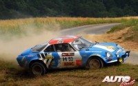 Salida de pista de un Alpine A110 en un rallye europeo de vehículos Históricos.