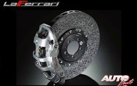 Discos delanteros carbono cerámicos de 398 mm y pinzas monobloque "Extrema" de seis pistones empleados en las ruedas delanteras del Ferrari LaFerrari.