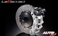 Discos traseros carbono cerámicos de 380 mm y pinzas monobloque "Extrema" de cuatro pistones empleados en las ruedas traseras del Ferrari LaFerrari.