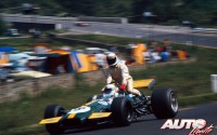 Jackie Stewart a “lomos” del Brabham-Ford BT26A de Derek Bell, tras abandonar en el Gran Premio de Bélgica de 1970, disputado en el circuito de Spa-Francorchamps.