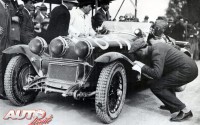 Tazio Nuvolari con el Alfa Romeo 6C 1.750 con el que ganó las Mille Miglia de 1930.