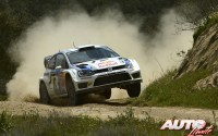 Jari-Matti Latvala con el Volkswagen Polo R WRC en el Rally de Portugal 2013, puntuable para el Campeonato del Mundo de Rallyes WRC.
