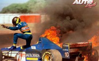 Cuando la cosa se pone caliente... mejor salir corriendo. Esto es lo que le pasó a Pedro Diniz cuando su Ligier JS43-Mugen Honda 3.0 V10 se convirtió en una bola de fuego durante el GP de Argentina de 1996, disputado en el Autódromo Oscar Alfredo Gálvez de Buenos Aires.