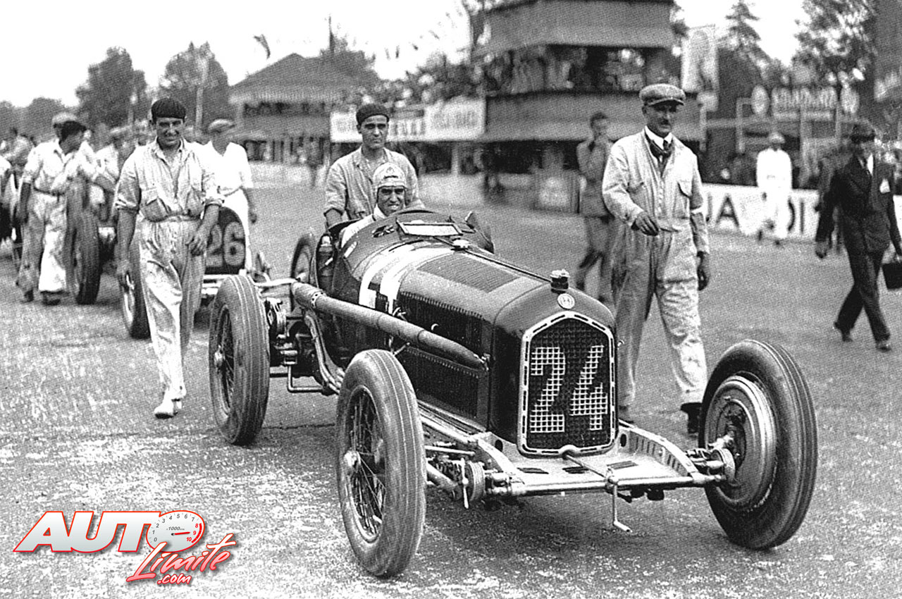 Tazio Nuvolari a bordo de un Alfa Romeo en el Gran Premio de Italia de 1932.