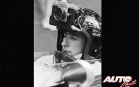 Durante el GP de Mónaco de 1966, un periodista francés le pidió a Jackie Stewart un favor particular. Así pues, el piloto británico se colocó durante la sesión de entrenamientos un casco especial que llevaba integrada una cámara Nikon F1 35mm, con la que pudo hacer fotos “on board” de su BRM P261 V8 sobre el trazado urbano de Montecarlo.