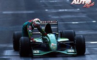 Andrea De Cesaris tuvo que empujar su Jordan 191-Ford HB4 V8 para cruzar la meta en cuarta posición del Gran Premio de México de 1991, disputado en el Autódromo Hermanos Rodríguez de Ciudad de México.