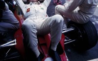 Tumbado sobre la liviana carrocería de su Lotus 49B-Ford V8, Jochen Rindt parece conversar relajadamente con Jackie Stewart (sentado en la rueda del monoplaza) durante algún momento de descanso en el Gran Premio de México de 1969.