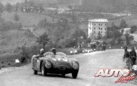Tazio Nuvolari al volante de un Cisitalia 202 Spider durante las Mille Miglia de 1947.