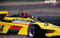 No sabemos si Emerson Fittipaldi se estaba acordando del familiar de alguien o del último éxito rockero de los AC/DC. Quizá, tan solo estaba saludando de una forma peculiar al volante de su Fittipaldi F5A-Ford V8 durante el Gran Premio de Argentina de 1979, disputado en el Autódromo de Buenos Aires.