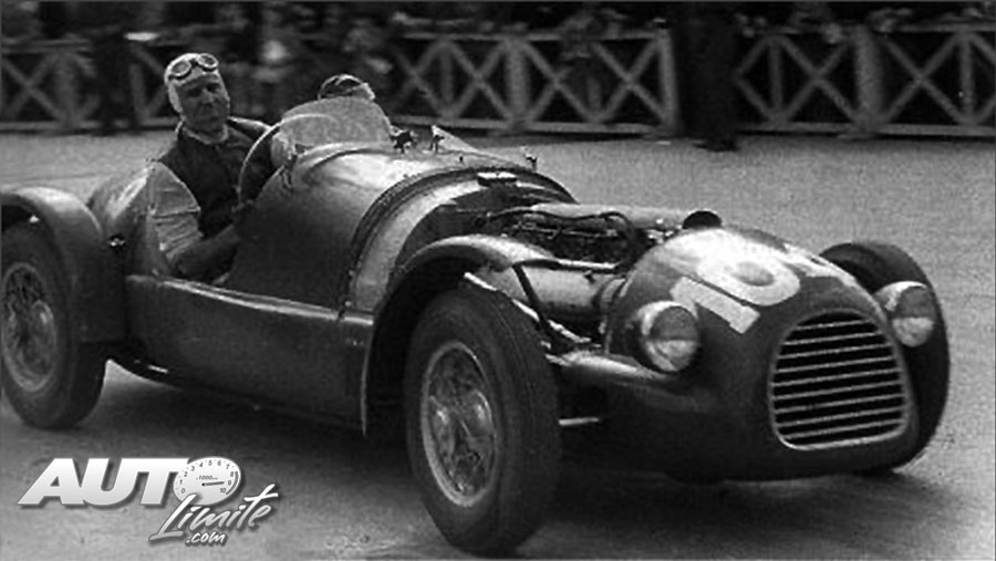 Tazio Nuvolari durante las Mille Miglia de 1948, al volante de un Ferrari 166 Spider.