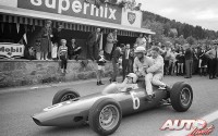 Al finalizar el Gran Premio de Bélgica de 1964, disputado en el circuito de Spa-Francorchamps, Phil Hill y Bob Anderson se empeñaron en saber si el BRM P57 V8 de Giancarlo Baghetti era un monoplaza capaz de llevar hasta tres personas. Para comprobarlo, estamos convencidos de que debieron poner mucho de “sus partes”.