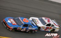 Danica Patrick (Chevrolet Impala nº 7) le toma un apurado rebufo a Ricky Stenhouse Junior (Ford Mustang nº 6) durante la prueba Subway Jalapeno 250 disputada en el Daytona International Speedway, puntuable para el campeonato NASCAR Nationwide Series de 2012.