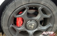 El Abarth Punto SuperSport lleva frenos delanteros con pinzas fijas monobloque de cuatro pistones pintadas en color rojo.