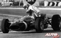 Jo Siffert recogió a su compañero de equipo, Guy Ligier, durante los entrenamientos del Gran Premio de Francia de 1966, disputado en el circuito de Reims. No es que Siffert recurriera a Ligier para hacer contrapeso en las curvas, como si fuera en un “sidecar”, simplemente que el Cooper T81-Maserati 3.0 V12 del piloto francés se había quedado parado en pista.
