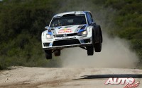 Sébastien Ogier con el Volkswagen Polo R WRC en el Rally de Argentina 2013, puntuable para el Campeonato del Mundo de Rallyes WRC.
