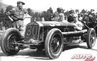 Achille Varzi al volante del Alfa Romeo P2 con el que obtuvo la victoria en la Targa Florio de 1930.