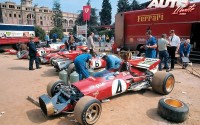 La sofisticación que encontramos en la actualidad en los bóxes de cualquier circuito contrasta con la sencillez del área de trabajo utilizado por los equipos de Fórmula 1 hace unas décadas. Aquí podemos contemplar los “bóxes” al aire libre del equipo Ferrari en el circuito de Montjuic (GP de España de 1971), para trabajar sobre los Ferrari 312B oficiales de Jacky Ickx (nº 4), Clay Regazzoni (nº 5) y Mario Andretti (nº 6).