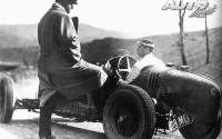 Achille Varzi volvía al equipo Scuderia Ferrari/Alfa Romeo en 1934. Aquí sentado en su coche, recibiendo las indicaciones de Enzo Ferrari.