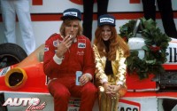 La afición que tenía James Hunt por la buena vida es de sobra conocida. El piloto británico se proclamó Campeón del Mundo de Fórmula 1 en 1976 y, tras una de sus victorias a lo largo de la temporada, que mejor forma de celebrar el triunfo que hacerlo junto a una bella mujer, mientras se bebía una cerveza y se fumaba un cigarrito, con “peluco” de oro en la muñeca a juego con el traje de la señorita.
