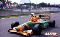 Ponerse al volante de un Fórmula 1 es un privilegio al alcance de muy pocos. Desconocemos las sensaciones que debió experimentar este comisario del circuito Gilles Villeneuve de Montreal al subirse al monoplaza de Martin Brundle, durante el Gran Premio de Canadá de 1992. El único inconveniente es que el Benetton-Ford B192 se había averiado y lo estaban remolcando.