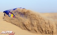 Carlos Sainz durante unas pruebas en el desierto con el Volkswagen Race Touareg 3 con el que disputó el Campeonato del Mundo de Rallyes Todo Terreno 2011.