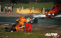 Que el “Safety Car” es un “invento” moderno queda patente en esta instantánea tomada durante el GP de España de 1970, disputado en el circuito del Jarama. Ni el fuego que prendió los coches de Jacky Ickx (Ferrari) y Jackie Oliver (BRM), tras su accidente en la horquilla de Bugatti, ni el agua que se derramó sobre la pista para apagarlo, fueron capaces de detener una carrera que vio pasar todos los participantes por delante del suceso a lo largo de sus 90 vueltas. En la foto, el McLaren M14A-Ford Cosworth V8 de Bruce McLaren, que finalizó la prueba en segunda posición.