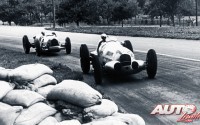 El Mercedes W125 de Rudolf Caracciola perseguido por un Auto Union Tipo C en el Gran Premio de Suiza de 1937.