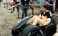La pasión que tenía Ayrton Senna por los monoplazas es incuestionable, ya fueran de motor o de pedales. Aquí le podemos ver manejando un “prototipo especial” ecológico de su Lotus-Renault 97T, surcando el paddock del circuito de Silverstone durante el Gran Premio de Gran Bretaña de 1985.
