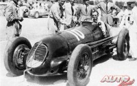 Achille Varzi al volante del Maserati 8CTF con el que disputó el Gran Premio de Trípoli de 1938, en el que tuvo que abandonar por una avería en el eje trasero.