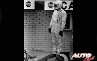 Para ver y ser visto no hay nada mejor que situarse en alto. Esto es lo que debió pensar Denny Hulme cuando se subió encima de la rueda trasera de su McLaren M7A-Ford Cosworth V8 durante el GP de Holanda de 1969, disputado en el circuito de Zandvoort.