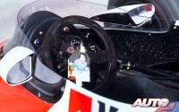 Cuando los mecánicos cambian las pastillas de freno en un coche de carreras, lo normal es que peguen un pequeño cartel recordatorio en el volante para que el piloto haga el rodaje. En este caso, los mecánicos de John Watson quisieron gastarle una broma durante el Gran Premio de EEUU de 1983, disputado en el circuito de Long Beach, dejándole una simpática foto suya en el “cockpit” de su McLaren MP4-1C.