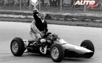 Al finalizar el Gran Premio de Italia de 1963, el patrón del equipo Lotus, Colin Chapman, paseo a “lomos” del Lotus 25 el trofeo de vencedor obtenido por Jim Clark en el circuito de Monza. Por si fuera poco, sobre el monoplaza se subió también Mike Spence, el segundo piloto del equipo Lotus, que había tenido que abandonar por una avería a lo largo de la carrera.