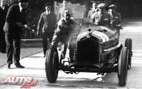 Tazio Nuvolari empujando su Alfa Romeo 8C Monza averiado, para intentar cruzar la línea de meta del Gran Premio de Mónaco de 1933.