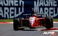 Gerhard Berger con el Ferrari 412 T2 3.0 V12 durante el Gran Premio de Italia de 1995, disputado en el circuito de Monza.