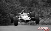 Jackie Oliver con el Lotus 48 (F2) - Ford Cosworth FVA 1.6 durante el Gran Premio de Alemania de 1967, disputado en el circuito de Nürburgring. En aquella ocasión, los monoplazas de Fórmula 1 y de Fórmula 2 disputaron la carrera de forma simultánea.