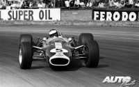 Jim Clark con el Lotus 49 - Ford Cosworth 3.0 V8 obtiene la victoria en el Gran Premio de Gran Bretaña de 1967, disputado en el circuito de Silverstone.