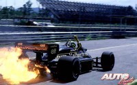 Durante la era "turbo" de la Fórmula 1 era muy habitual ver a los monoplazas echando estelas de fuego cuando sufrían una avería en el motor. Aquí podemos ver a Ayrton Senna tras romperse el propulsor Renault EF15B 1.5 V6 Turbo de su Lotus 98T, durante los entrenamientos libres del GP de Brasil de 1986, disputado en el circuito de Jacarepaguá.