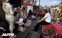 Que los pilotos mantengan una reunión con los ingenieros después de bajarse del coche no es algo nuevo. Aquí podemos ver a los tres pilotos del equipo Lotus, Jochen Rindt, Emerson Fittipaldi y John Miles, en una reunión de trabajo (junto a Colin Chapman) durante el Gran Premio de Alemania de 1970, disputado en el circuito de Hockenheim. La diferencia importante es que entonces no contaban con los camiones acondicionados y climatizados que tienen ahora.