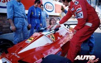 Durante el Gran Premio de Mónaco de 1976, James Hunt debió entender que el Ferrari 312 T2 de su rival Niki Lauda debía ser el mejor coche para ganar la carrera, aunque el piloto austriaco estuvo bien al quite para que el británico se bajara de su monoplaza.